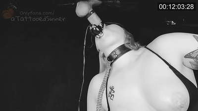 Msichana mrembo aliye na matiti kamili kwenye shimo la utukufu