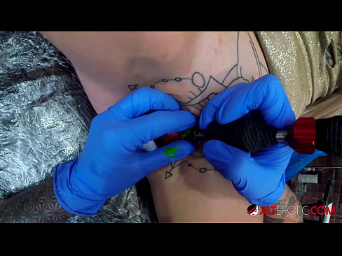 ❤️ Mrembo mwenye tatoo nyingi sana Sully Savage alijichora tattoo kwenye kisimi chake kwetu sw.tubsexercom.ru ﹏